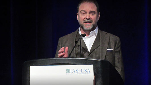 Ross Cranston, en su intervención en la CROI 2016. Foto: Liz Highleyman, hivandhepatitis.com